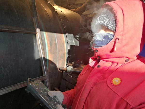 焊工正在使用熊谷全自动焊机