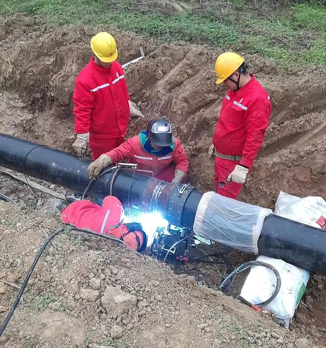 城市燃气管道正在使用熊谷环缝自动焊机